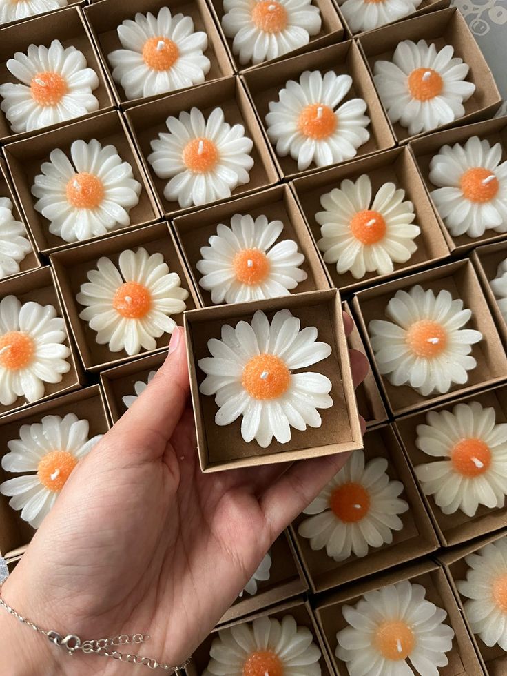 Cream daisy flower candle in a fluted decorative holder, photo 3