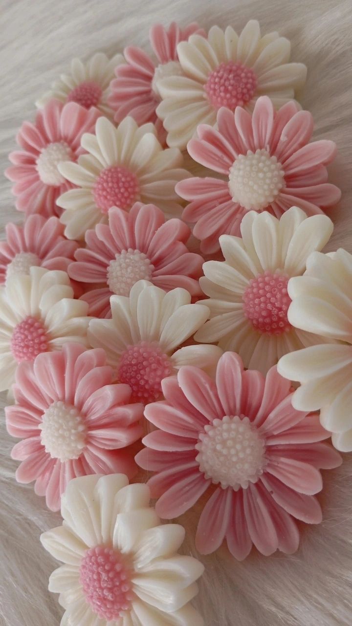Cream daisy flower candle in a fluted decorative holder, photo 2