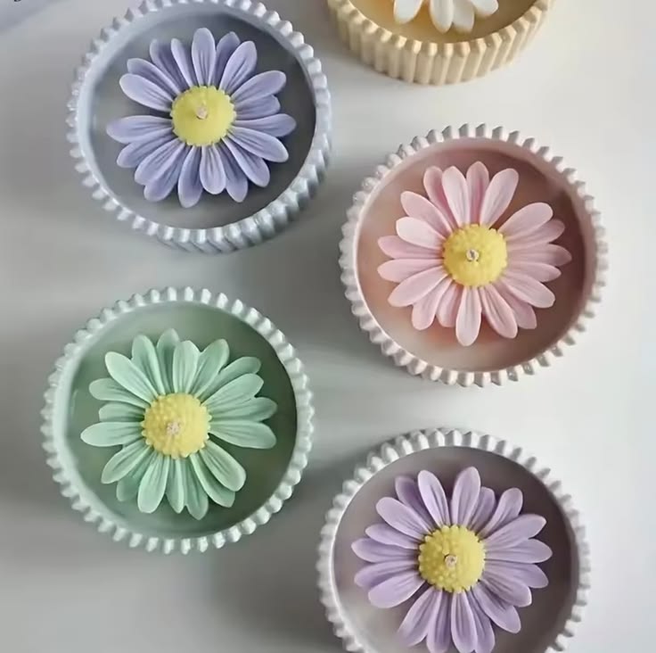 Cream daisy flower candle in a fluted decorative holder, photo 4